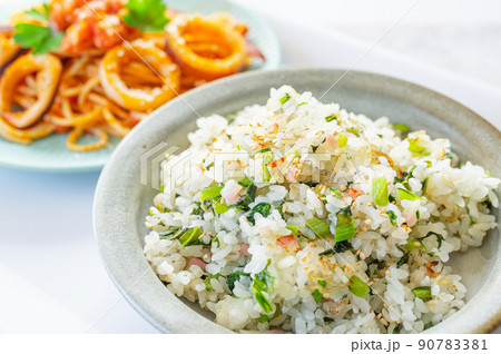 もち麦チャーハンとトマトソースパスタ 90783381