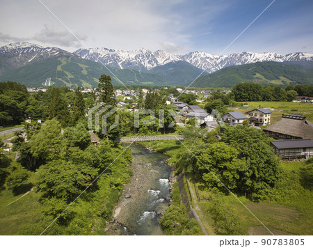 緑に包まれた大出の吊り橋と白馬連山の雄大な眺め 長野県白馬村(ドローンによる空撮) 緑に包まれた大出の吊り橋と白馬連山の雄大な眺め 長野県白馬村(ドローンによる空撮) 90783805