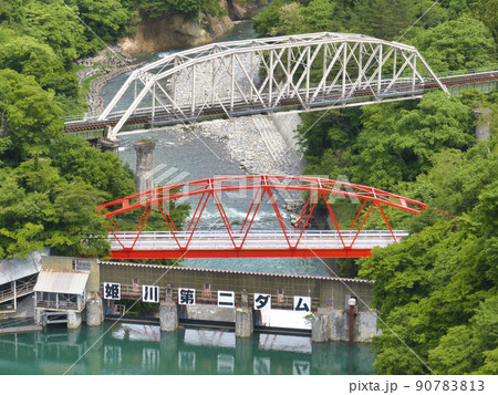 姫川第二ダムと道路と鉄道の二つの橋 長野県白馬村(ドローンによる空撮) 姫川第二ダムと道路と鉄道の二つの橋 長野県白馬村(ドローンによる空撮) 90783813