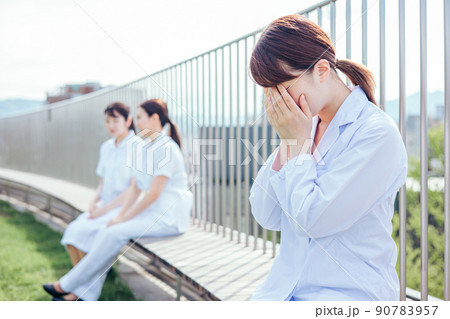 病院の屋上で泣く女性医師 90783957