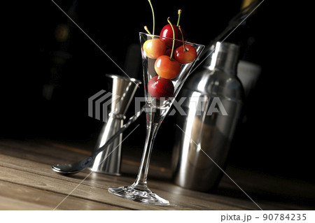 シェーカーやメジャーカップ、バースプーン等を使用してマティーニやカクテル、バー等のイメージカット 90784235