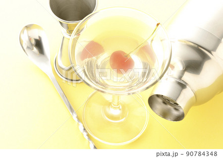 シェーカーやメジャーカップ、バースプーン等を使用してマティーニやカクテル、バー等のイメージカット シェーカーやメジャーカップ、バースプーン等を使用してマティーニやカクテル、バー等のイメージカット 90784348