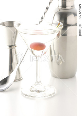 シェーカーやメジャーカップ、バースプーンを使用してカクテル、バー等のイメージカットを白背景で撮影 90784489