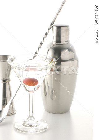 シェーカーやメジャーカップ、バースプーンを使用してカクテル、バー等のイメージカットを白背景で撮影 90784493