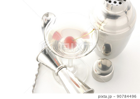 シェーカーやメジャーカップ、バースプーンを使用してカクテル、バー等のイメージカットを白背景で撮影 90784496