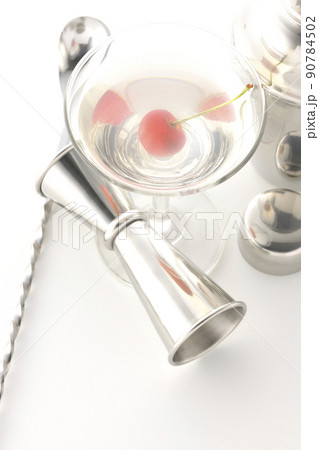 シェーカーやメジャーカップ、バースプーンを使用してカクテル、バー等のイメージカットを白背景で撮影 90784502