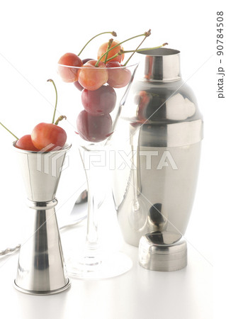 シェーカーやメジャーカップ、バースプーンを使用してカクテル、バー等のイメージカットを白背景で撮影 90784508