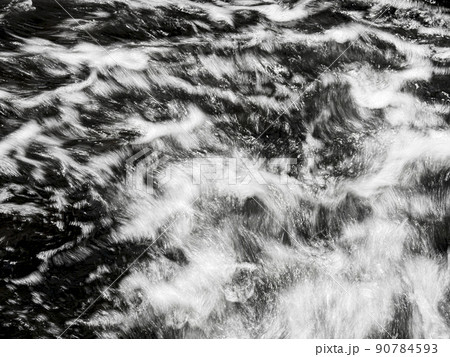 川面の泡・水流・背景素材 90784593
