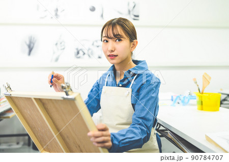 美術を学ぶ若者 90784707