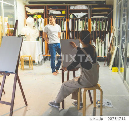 美術を学ぶ若者 90784711