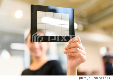 美術を学ぶ若者 美術を学ぶ若者 90784713