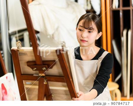 美術を学ぶ若者 90784717