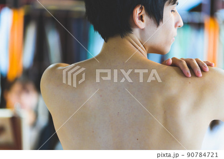 美術を学ぶ若者 90784721