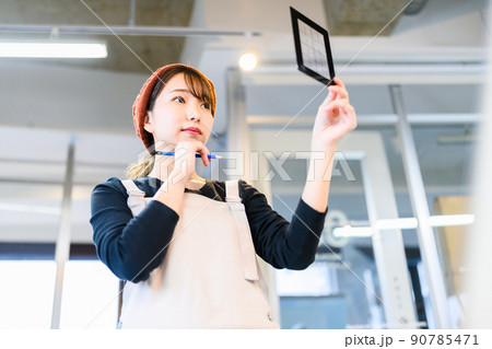 美術を学ぶ若者 90785471