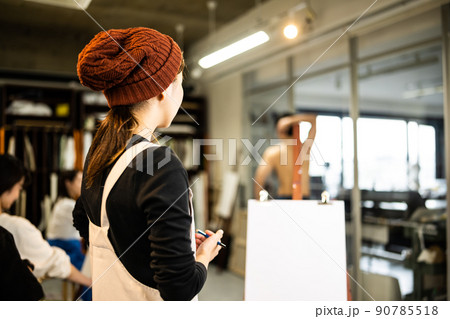 美術を学ぶ若者 美術を学ぶ若者 90785518