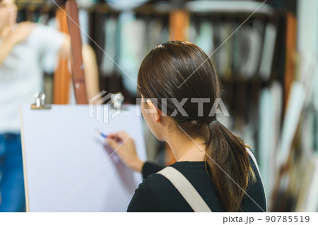 美術を学ぶ若者 美術を学ぶ若者 90785519