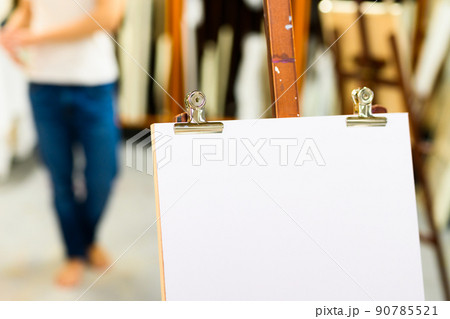 美術を学ぶ若者 90785521