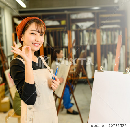 美術を学ぶ若者 美術を学ぶ若者 90785522