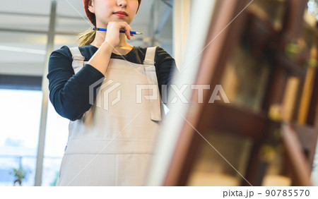 美術を学ぶ若者 90785570