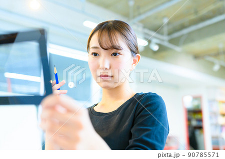 美術を学ぶ若者 美術を学ぶ若者 90785571