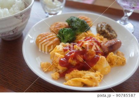 チキンナゲットとスクランブルエッグの食卓 チキンナゲットとスクランブルエッグの食卓 90785587