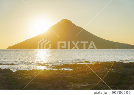 鹿児島県の開聞岳。 90786509
