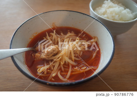 もやしをたっぷり入れた純豆腐チゲと、白いごはん 90786776