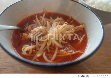 もやしをたっぷり入れた純豆腐チゲと、白いごはん 90786777