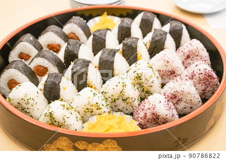 食べ物素材　いろいろなおにぎり 90786822