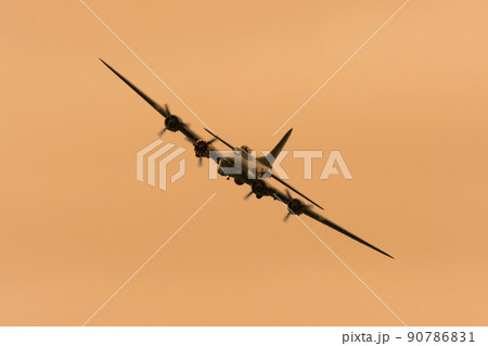 夕暮れのアメリカ陸軍ボーイングB-17G爆撃機 90786831