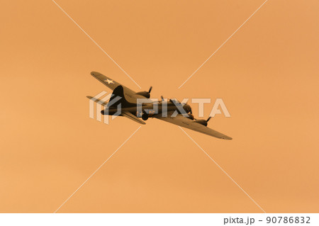 夕暮れのアメリカ陸軍ボーイングB-17G爆撃機 90786832