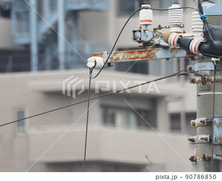 空中に張られている電線と碍子 90786850