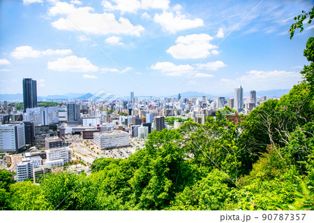 広島駅北側の二葉山山頂付近から広島湾方面への展望です。ビッグフロントビルや似島が見えます。広島県 90787357