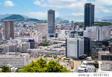 広島駅北側の二葉山山頂付近から広島湾方面への展望です。ビッグフロントビルや金輪島が見えます。広島県 90787361