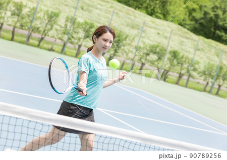 テニスを楽しむ女性 テニスを楽しむ女性 90789256