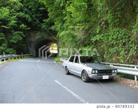 レトロカー　旧車の世界　山にドライブ 90789332
