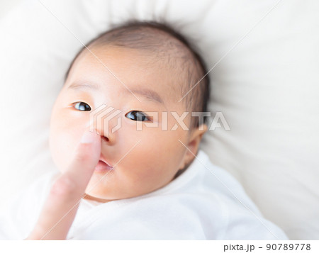 元気な赤ちゃんとのコミュニケーション 鼻をつんつん リアクション 表情 元気な赤ちゃんとのコミュニケーション 鼻をつんつん リアクション 表情 90789778