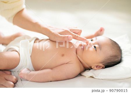 赤ちゃんとの親子遊び　鼻をつんつん　ふれあい遊び　室内遊び　スキンシップ　リアクション 90790015