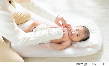 赤ちゃんとのくすぐり遊び　こちょこちょ遊び　親子遊び　ふれあい遊び　室内遊び　スキンシップ 90790016