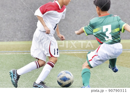 サッカー　フットボール　スポーツ　サッカー場　試合　イメージ素材 90790311