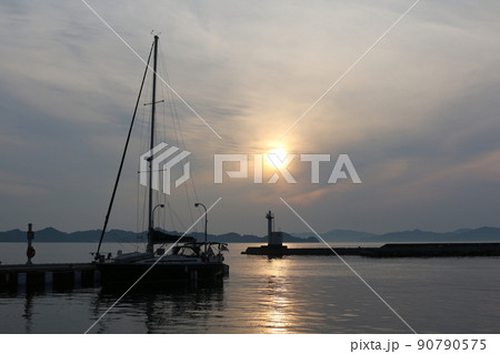 瀬戸内の夕景 90790575