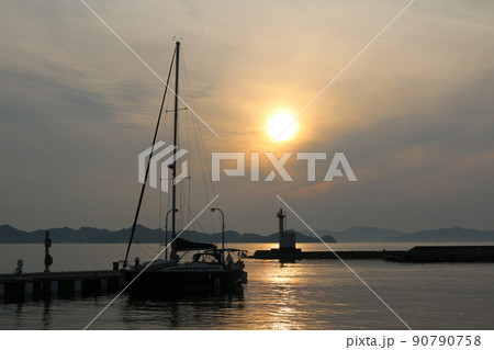 瀬戸内の夕景 90790758