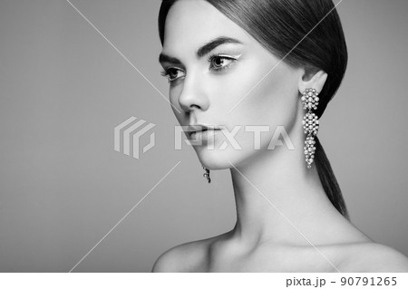 Fashion portrait of young beautiful woman with jewelry Fashion portrait of young beautiful woman with jewelry 90791265