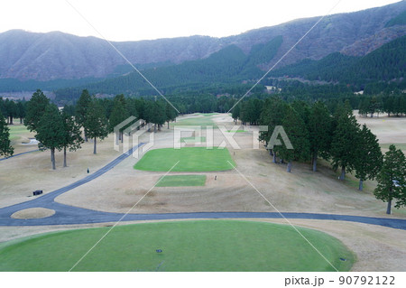 早朝のゴルフ場 90792122