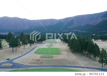 早朝のゴルフ場 90792123