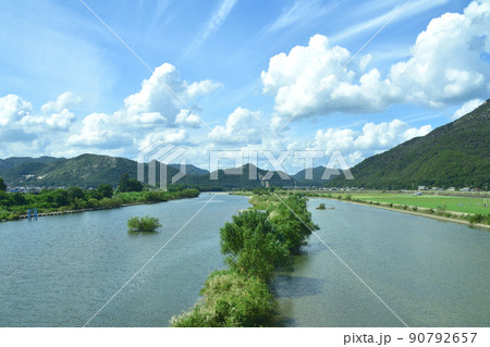 2021年夏。赤穂線の播州赤穂駅から相生駅までの車窓からの風景 90792657