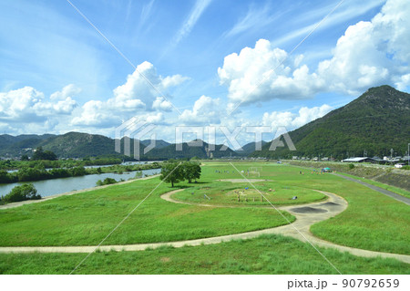 2021年夏。赤穂線の播州赤穂駅から相生駅までの車窓からの風景 90792659