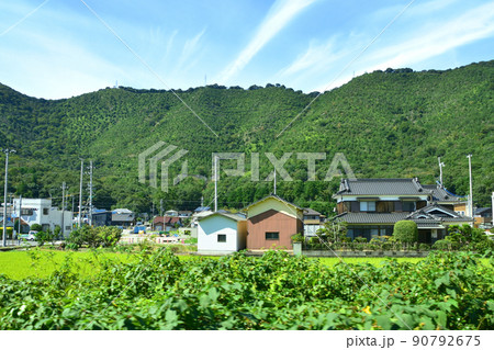 2021年夏。赤穂線の播州赤穂駅から相生駅までの車窓からの風景 90792675