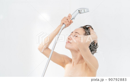 お風呂　シャワー　シャンプー　 90792883