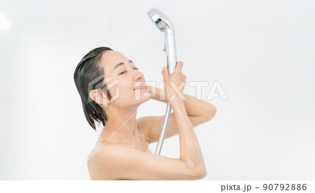 お風呂　シャワー　シャンプー　 90792886